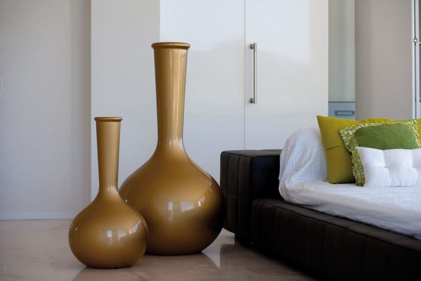 Напольные вазы в интерьере гостиной